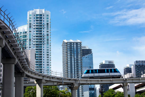 Vagone del Metromover tra i grattacieli di Downtown Miami
